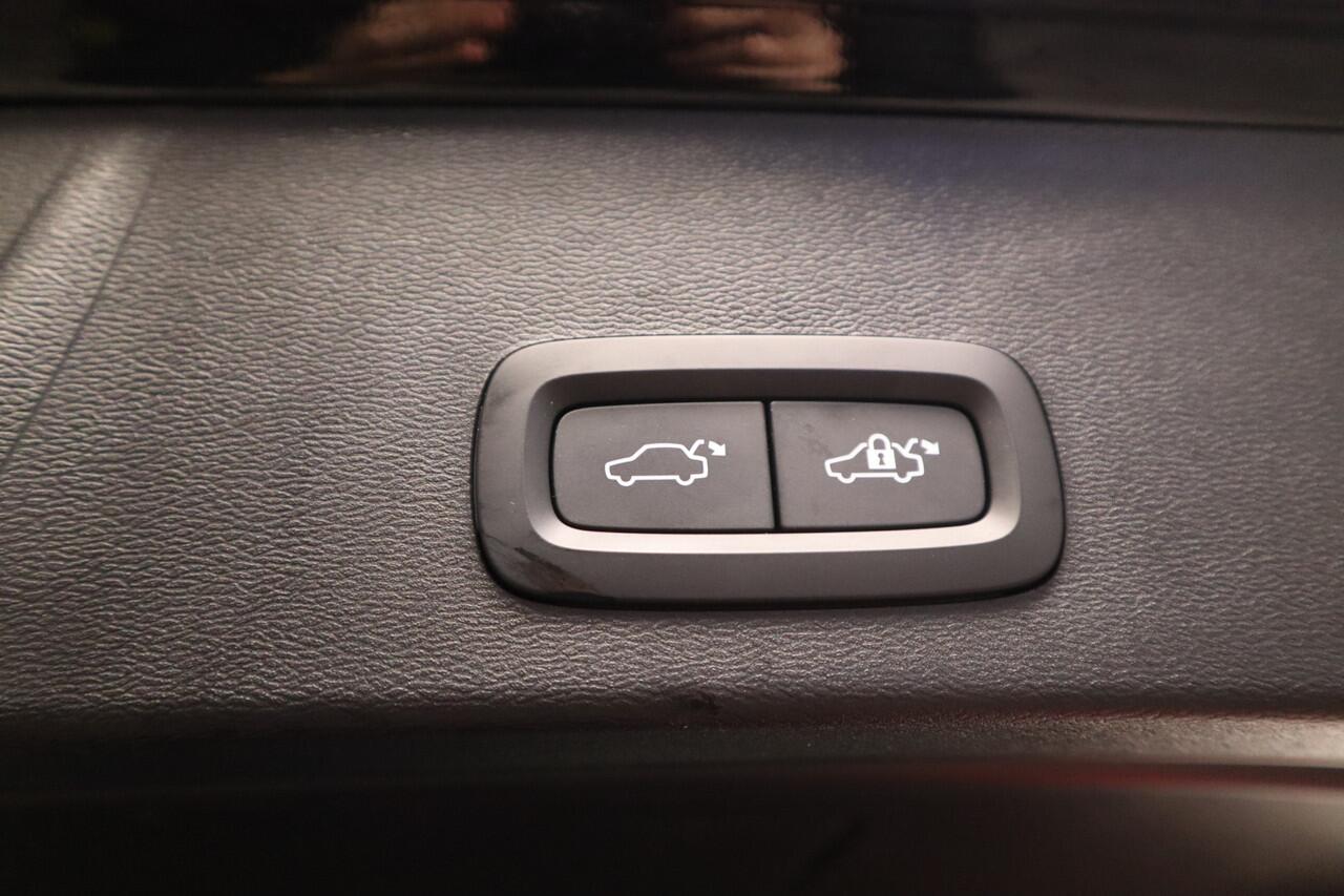 Volvo XC40 Single Motor Extended Range Plus 82 kWh ACC 20'' PDC Keyless Entry/Go 24 maanden garantie mogelijk (*vraag naar de voorwaarden)