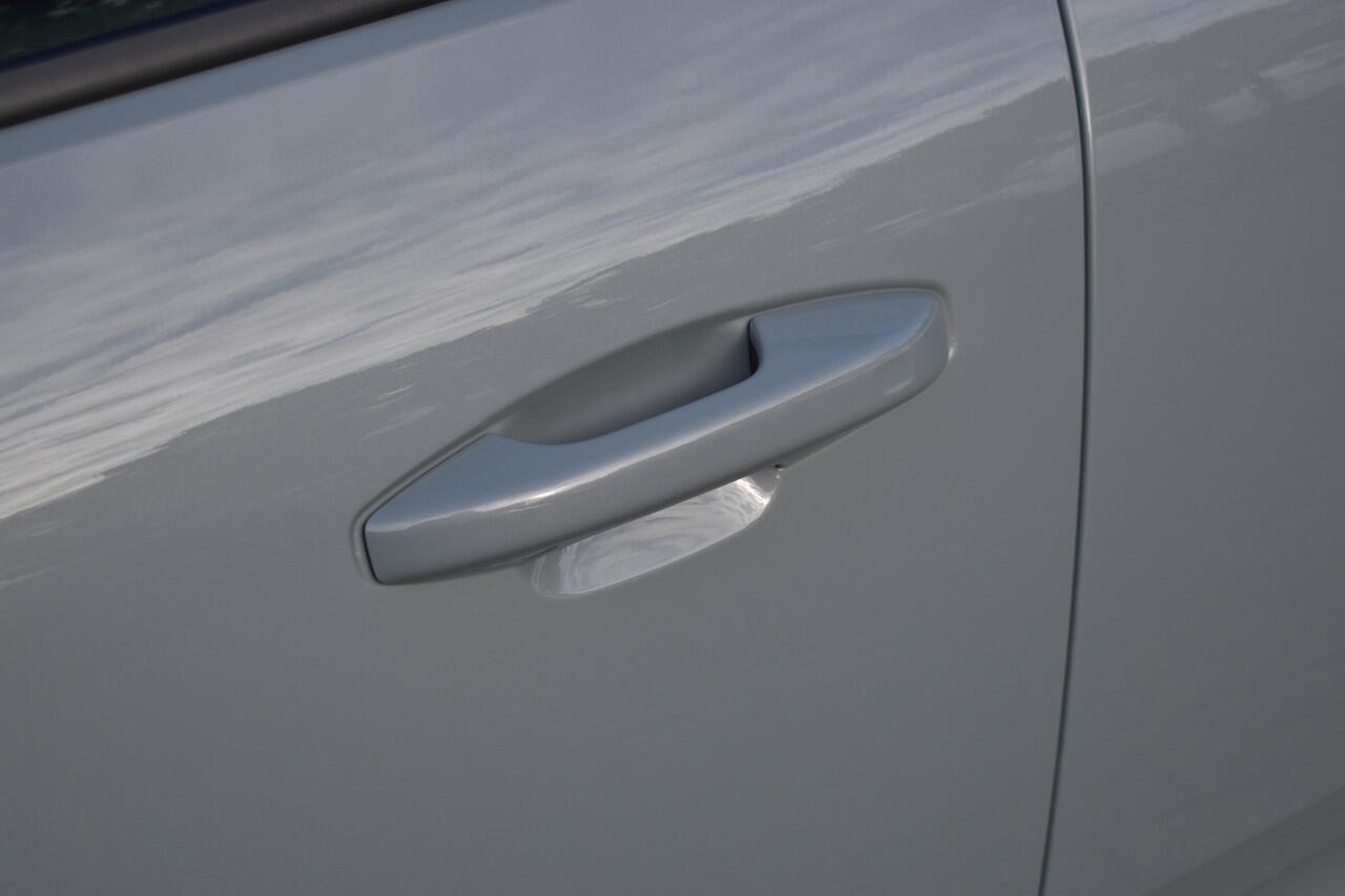 Volvo XC40 B4 211PK Automaat Core | ACC | 20"LMV | Trekhaak | BLIS | All season | Camera | Stoelverwarming | Stuurverwarming |