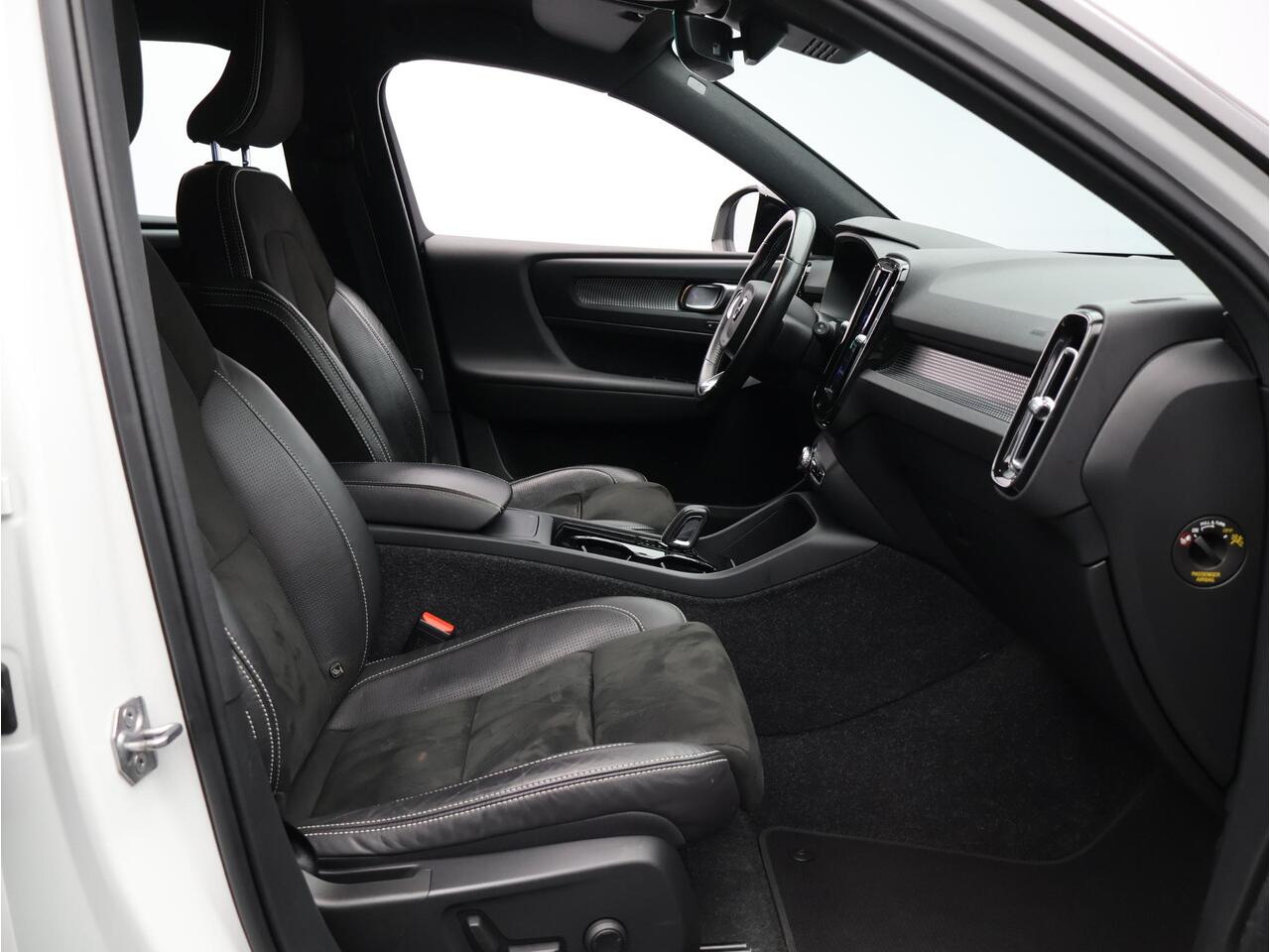 Volvo XC40 Recharge P8 AWD R-Design 93% SOH / Trekhaak / Elektr. bed. stoelen / Stuur+stoelverwarming / Keyless / Adaptive Cruise / Pilot Assist /