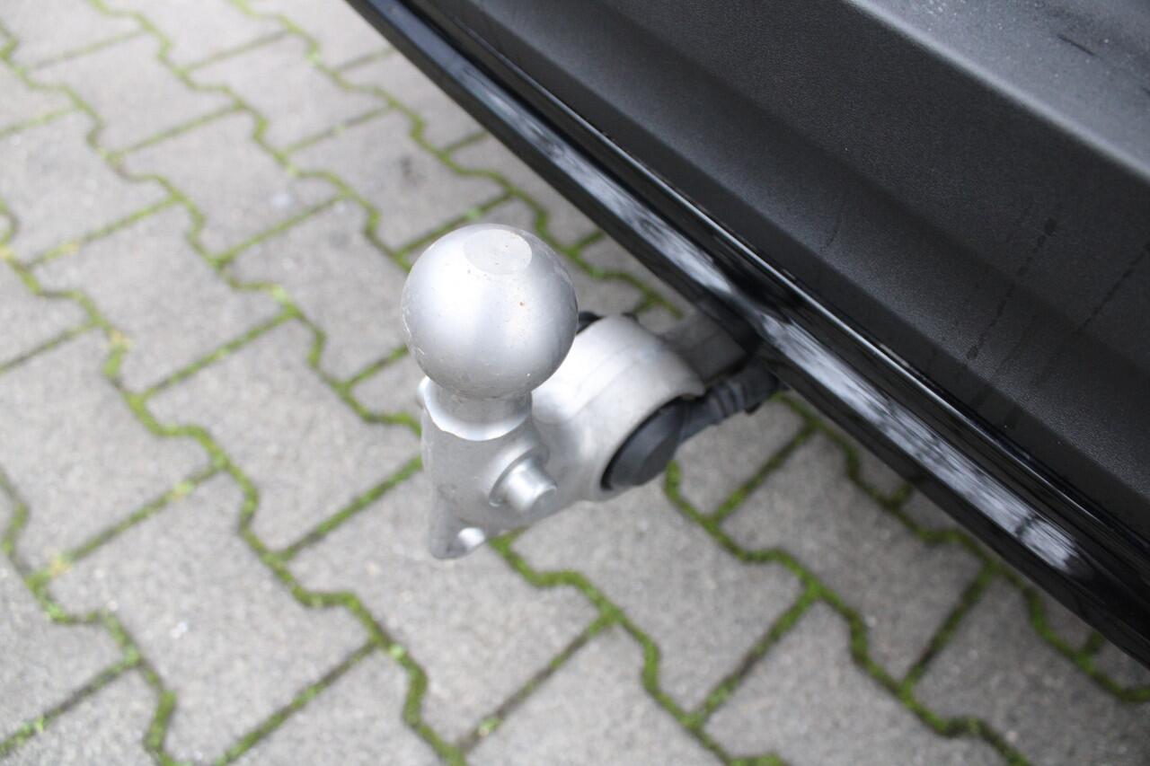 Volvo XC40 B4 Plus Dark | Trekhaak | Stoelverwarming | Premium Audio