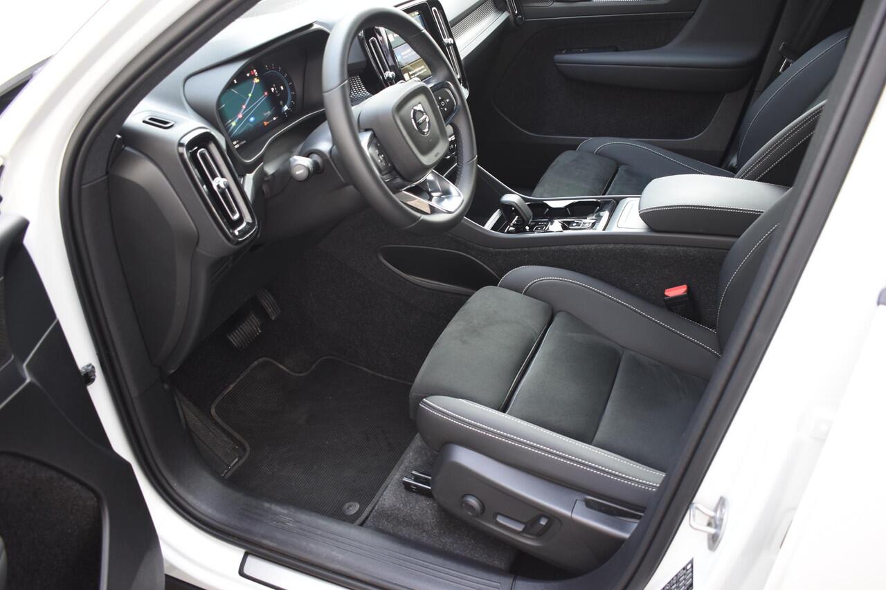 Volvo XC40 B4 211PK Automaat Plus Dark / Harman Kardon / Donker getint glas / Elektrisch bedienbare stoelen / 19''velgen / Driver assist / Microtech Nubuck / Camera achter