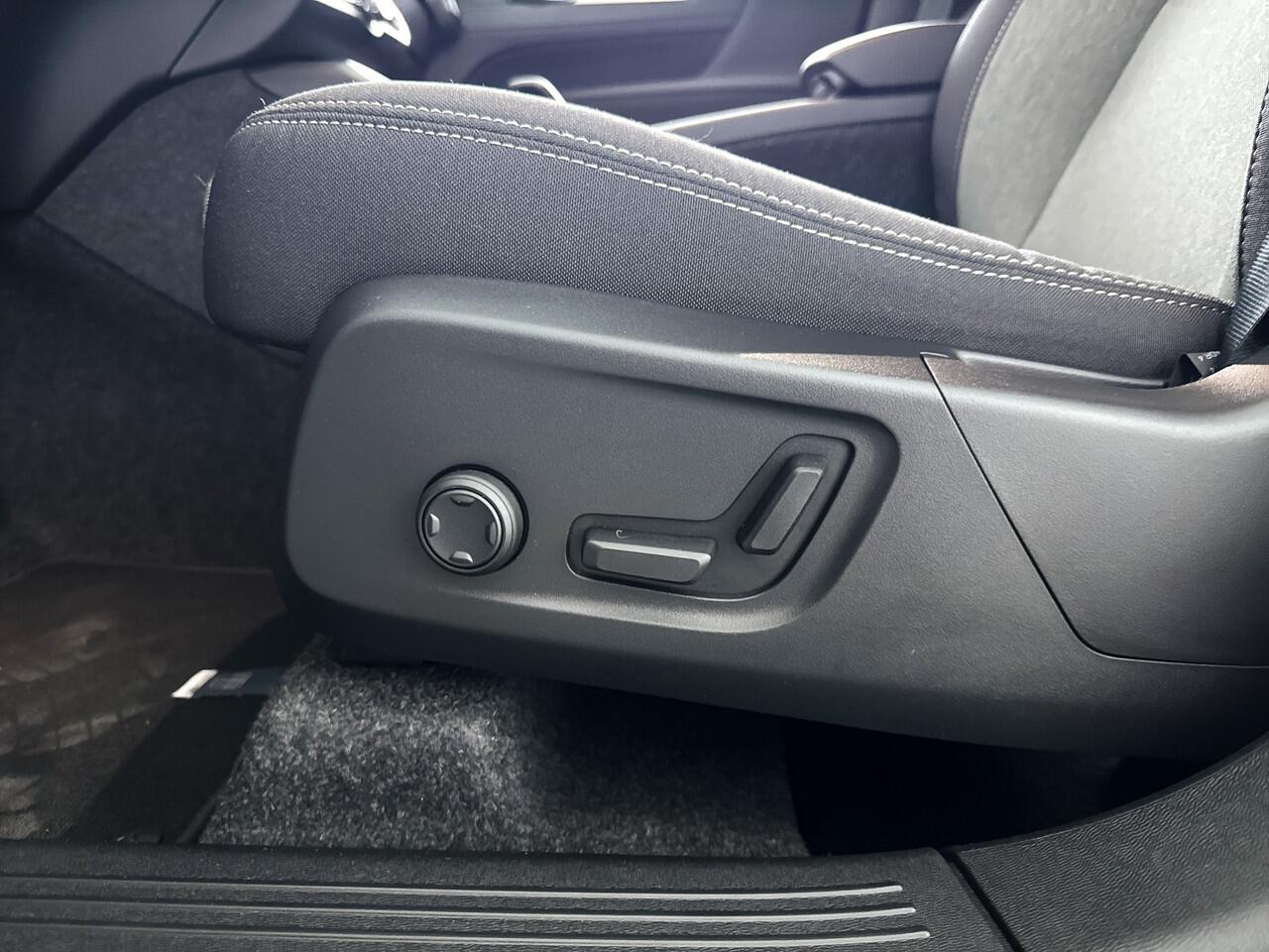 Volvo XC40 B4 Plus Dark | Parkeercamera | Stoel- en Stuurverwarming | Harman Kardon | Trekhaak