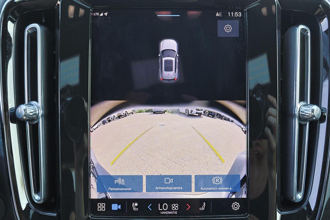 Volvo XC40 Extended Range Plus 82 kWh - IntelliSafe Assist & Surround - Parkeercamera achter - Verwarmde voorstoelen & stuur - Parkeersensoren voor & achter - Draadloze tel. lader - Warmtepomp - Elektr. inklapbare trekhaak - 19' LMV