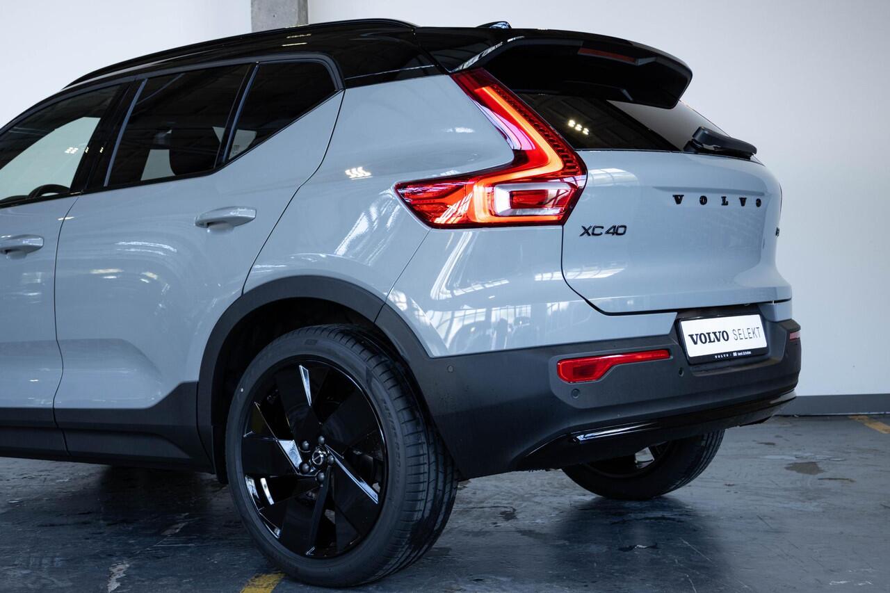 Volvo XC40 B4 Plus Black Edition | 360° Parkeercamera | Panorama dak | Semi-Elektrische Wegklapbare Trekhaak | Premium audio by Harman Kardon | Stoelverwarming | Parkeersensoren voor + achter | Google Infotainment | Stuurwielverwarming