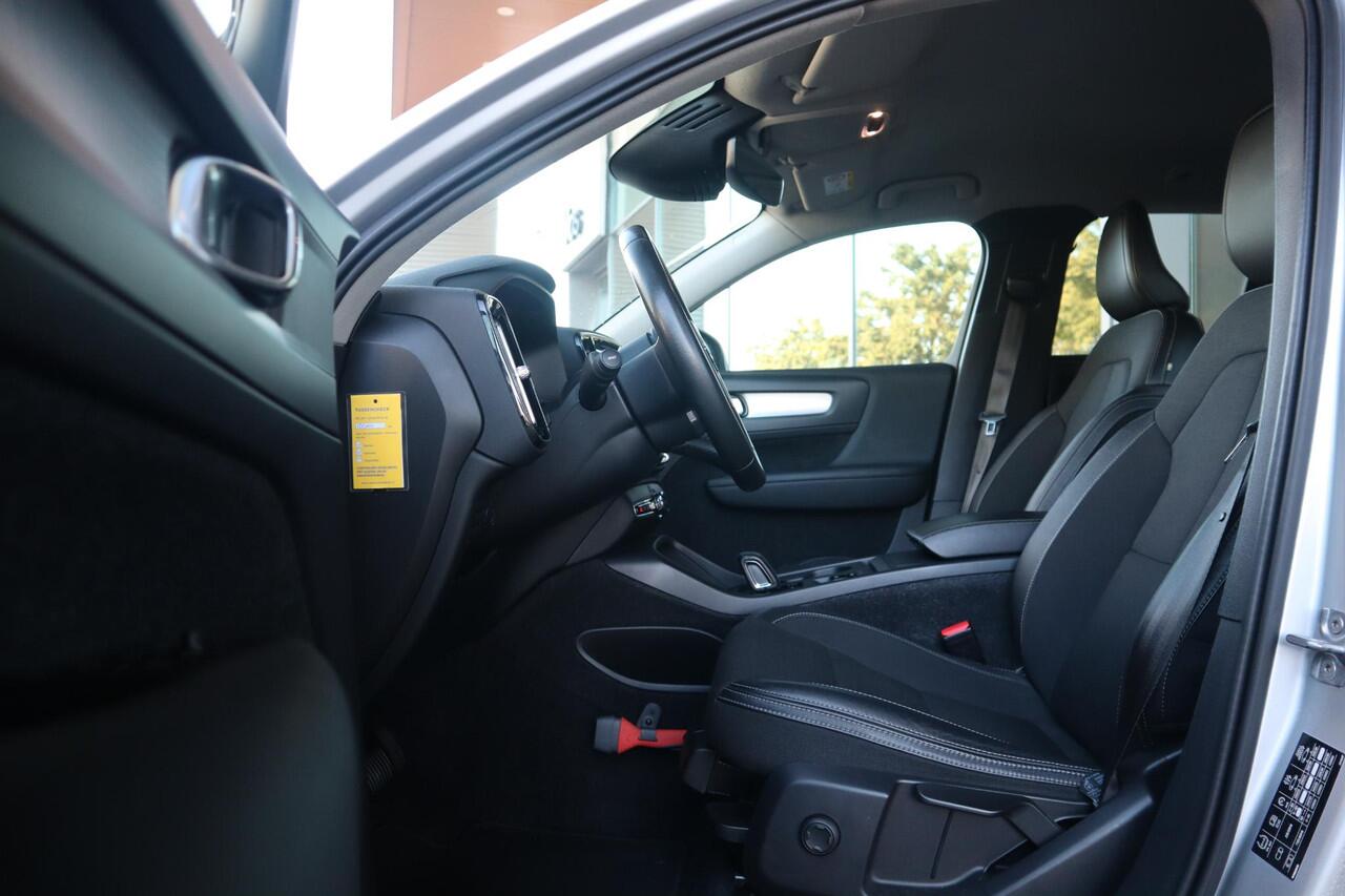 Volvo XC40 T4 Momentum | Keyless Entry| Elektrisch bedienbare achterklep| Parkeersensoren voor + achter met achteruitrijcamera| Semi- elektrisch inklapbare trekhaak| Verwarmbare voorstoelen| DAB+|