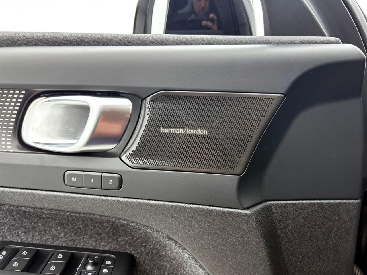 Volvo XC40 2.0 B4 Plus Black Edition | Panoramadak | 360 graden camera |