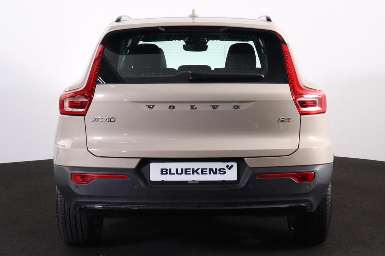 Volvo XC40 B4 Plus Dark - IntelliSafe Assist & Surround - Harman/Kardon audio - Parkeercamera achter - Verwarmde voorstoelen & stuur - Parkeersensoren voor & achter - Elektr. bedienb. voorstoelen met geheugen links - Draadloze tel. lader - 20' LMV
