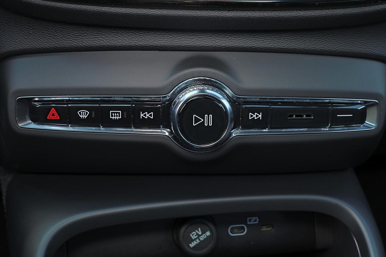 Volvo XC40 Extended Range Ultimate 82 kWh - Panorama/schuifdak - IntelliSafe Assist & Surround - 360º Camera - Harman/Kardon audio - Verwarmde voorstoelen, stuur & achterbank - Parkeersensoren voor & achter - Elektr. bedienb. voorstoelen met geheugen - Warmtepomp - 