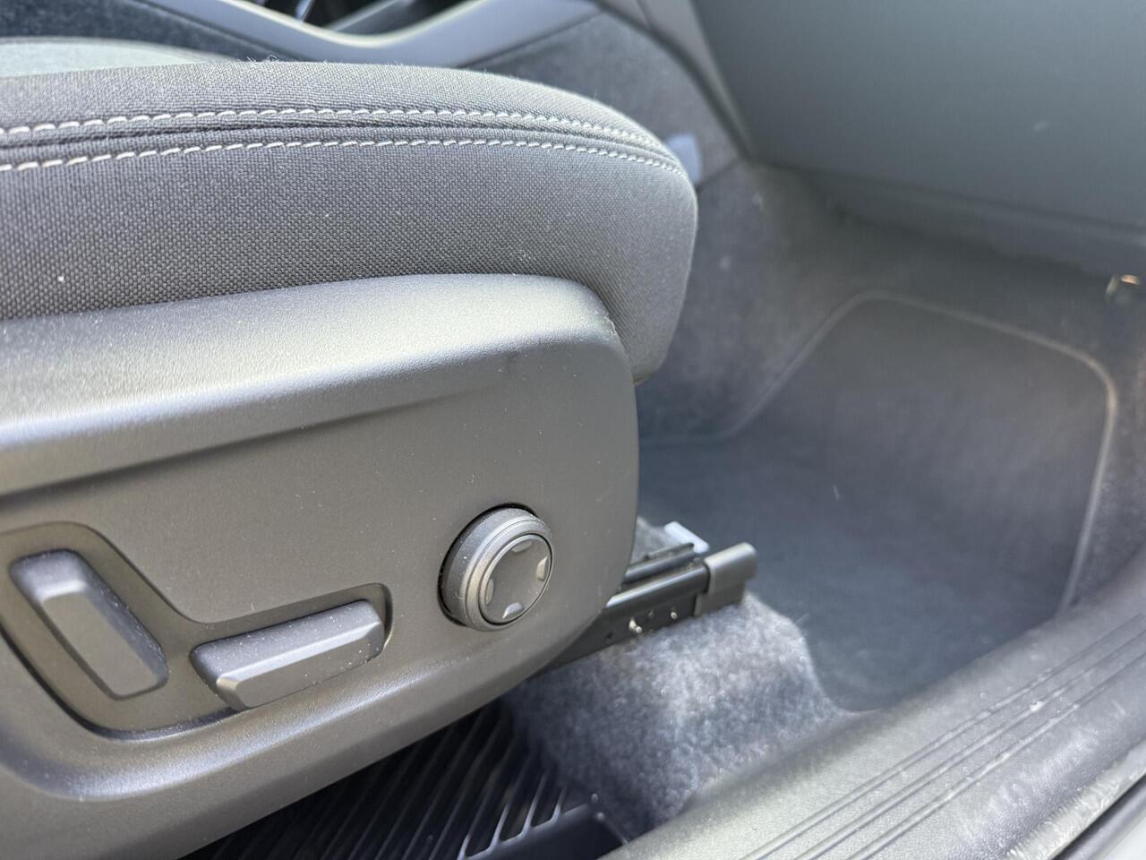 Volvo XC40 2.0 B4 Plus Dark | Trekhaak | 19" | Adaptieve cruise control | Harman & Kardon | Elektrisch verstelbare voorstoelen | Stoel/stuur verwarming |