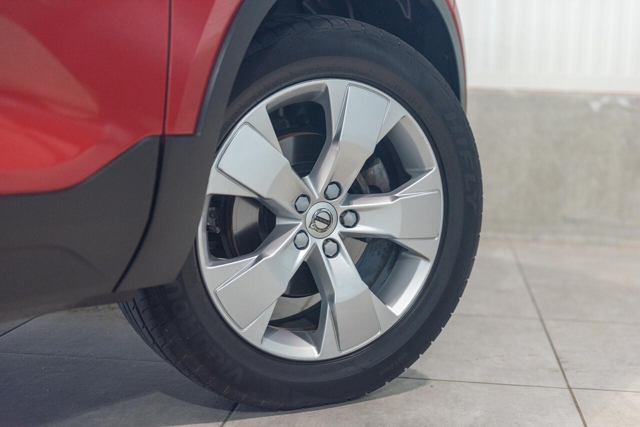 Volvo XC40 T3 Momentum Leder Trekhaak Parkeercamera Stoelverwarming 163pk