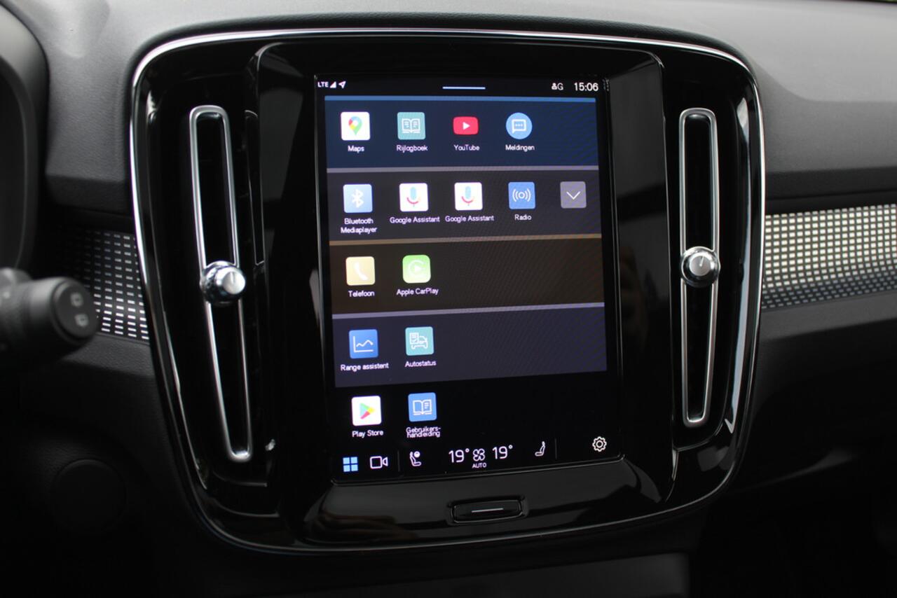 Volvo XC40 Recharge P8 AWD R-Design / Trekhaak / Camera / Keyless / Harman Kardon / 19'' / Half leder / Stuur+Stoelverwarming / DAB / Dodehoek / ACC