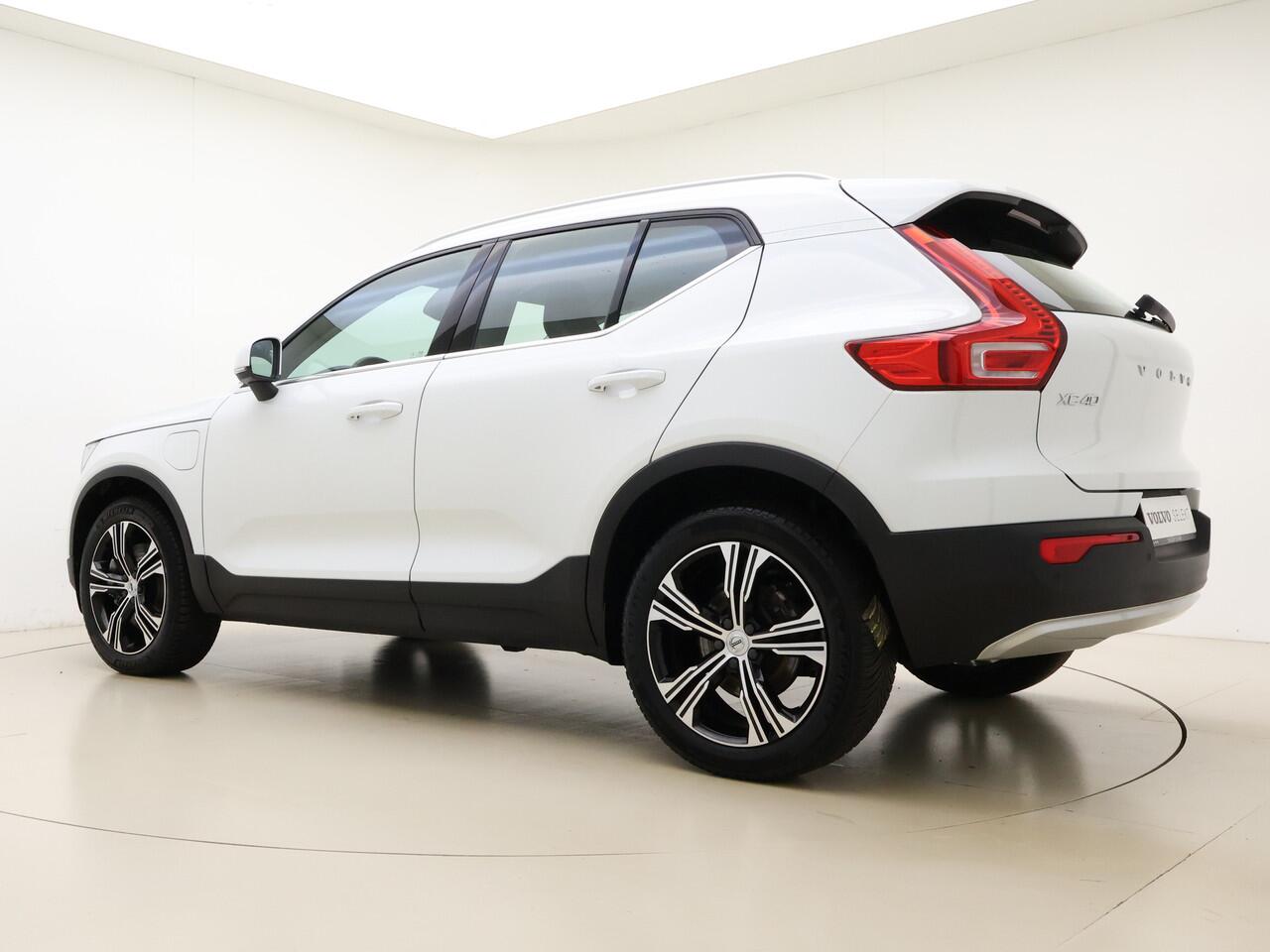 Volvo XC40 T4 211pk Inscription / Leder / BLIS / Adaptieve cruise / Stoel-Stuur verwarming / 19 inch / PDC camera.