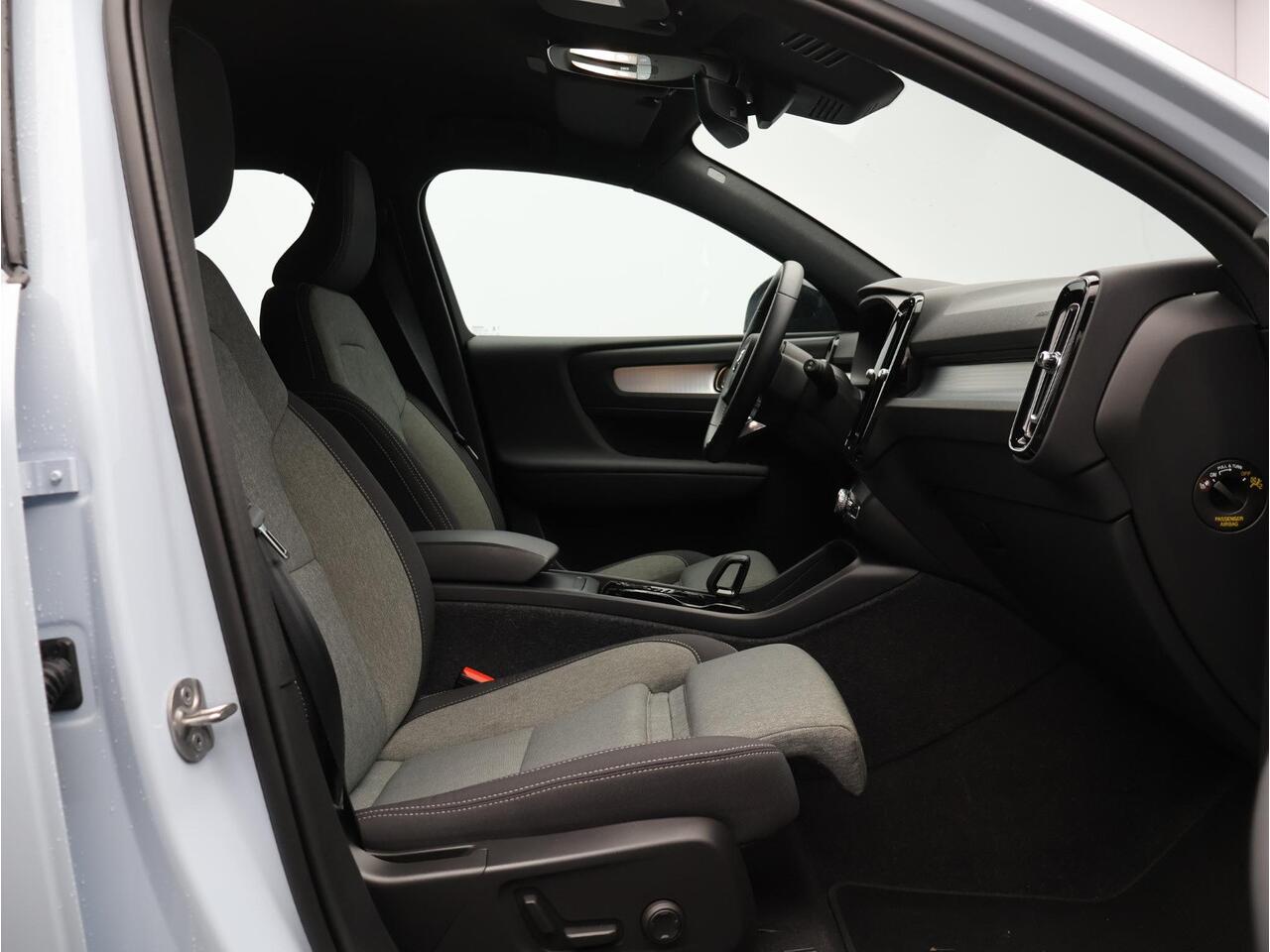 Volvo XC40 2.0 B4 Plus Dark Automaat / Trekhaak / Harman Kardon / All-Season Banden / Voorraam verwarmd