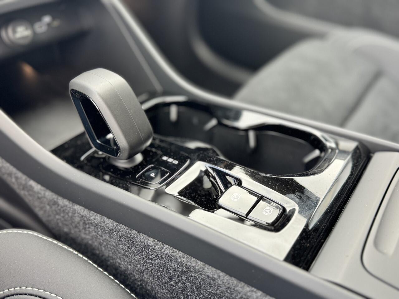 Volvo XC40 2.0 B4 Automaat Plus Dark Lounge | 20'' Wielen | Forest Lake