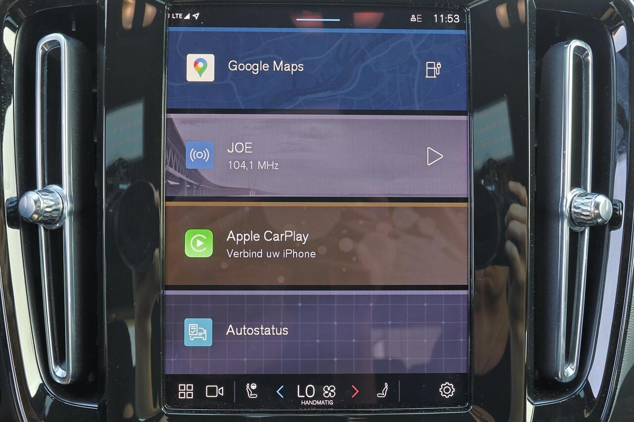 Volvo XC40 Extended Range Plus 82 kWh - IntelliSafe Assist & Surround - Parkeercamera achter - Verwarmde voorstoelen & stuur - Parkeersensoren voor & achter - Draadloze tel. lader - Warmtepomp - Elektr. inklapbare trekhaak - 19' LMV