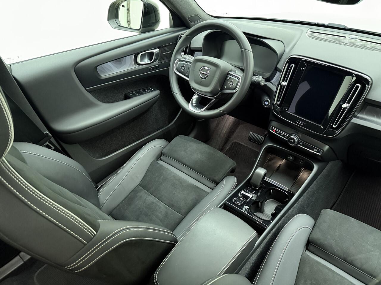 Volvo XC40 T5 262pk Plus Dark / Nubuck / Elektr. verstelbare stoelen / Stoel/- en stuurverwarming / Trekhaak /