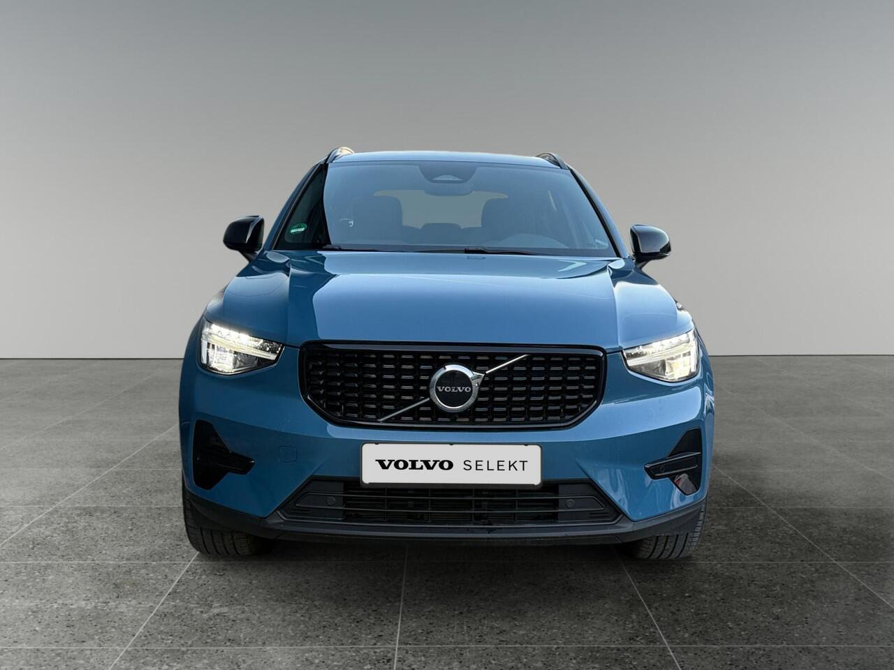 Volvo XC40 2.0 B4 Plus Dark | Trekhaak | Stoelverwarming | Keyless Entry | Elektrische kofferklep |