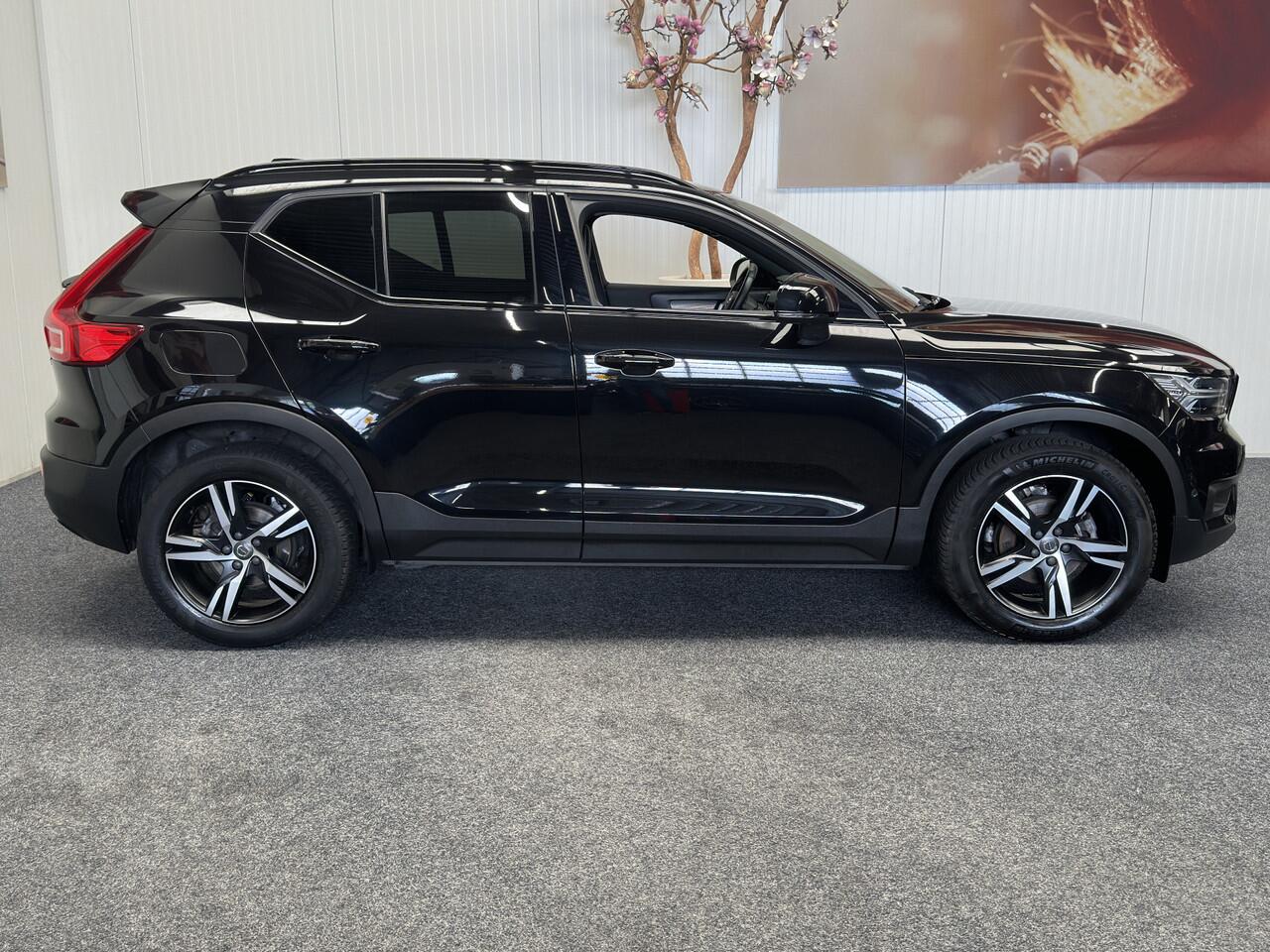 Volvo XC40 1.5 T3 R-DESIGN AUTOMAAT 360 CAMERA LEDER ALCANTARA NAVIGATIE CRUISE CONTROL STOEL EN STUUR VERWARMING KEYLESS GO APPLE CARPLAY/ANDROID RIJSTROOKSENSOREN ZEER MOOI !! 3010