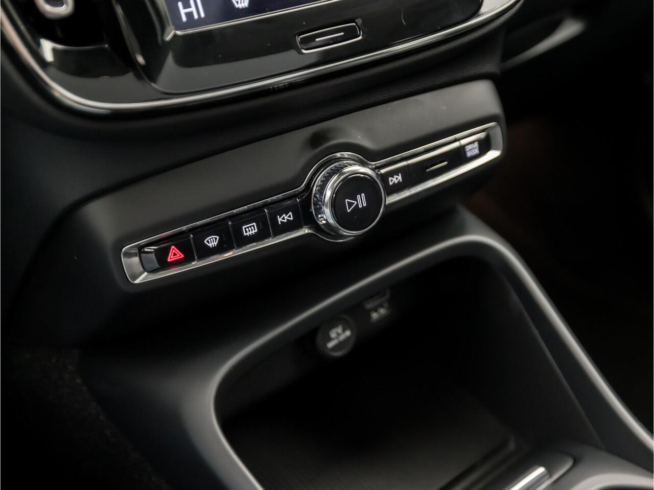 Volvo XC40 1.5 T5 Recharge Inscription 262Pk Automaat (PANORAMADAK, APPLE CARPLAY, LEDER, STUUR/STOELVERWARMING, TREKHAAK, CAMERA, KEYLESS, GETINT GLAS, ADAPTIVE CRUISE, ELEK ACHTERKLEP, NIEUWSTAAT)