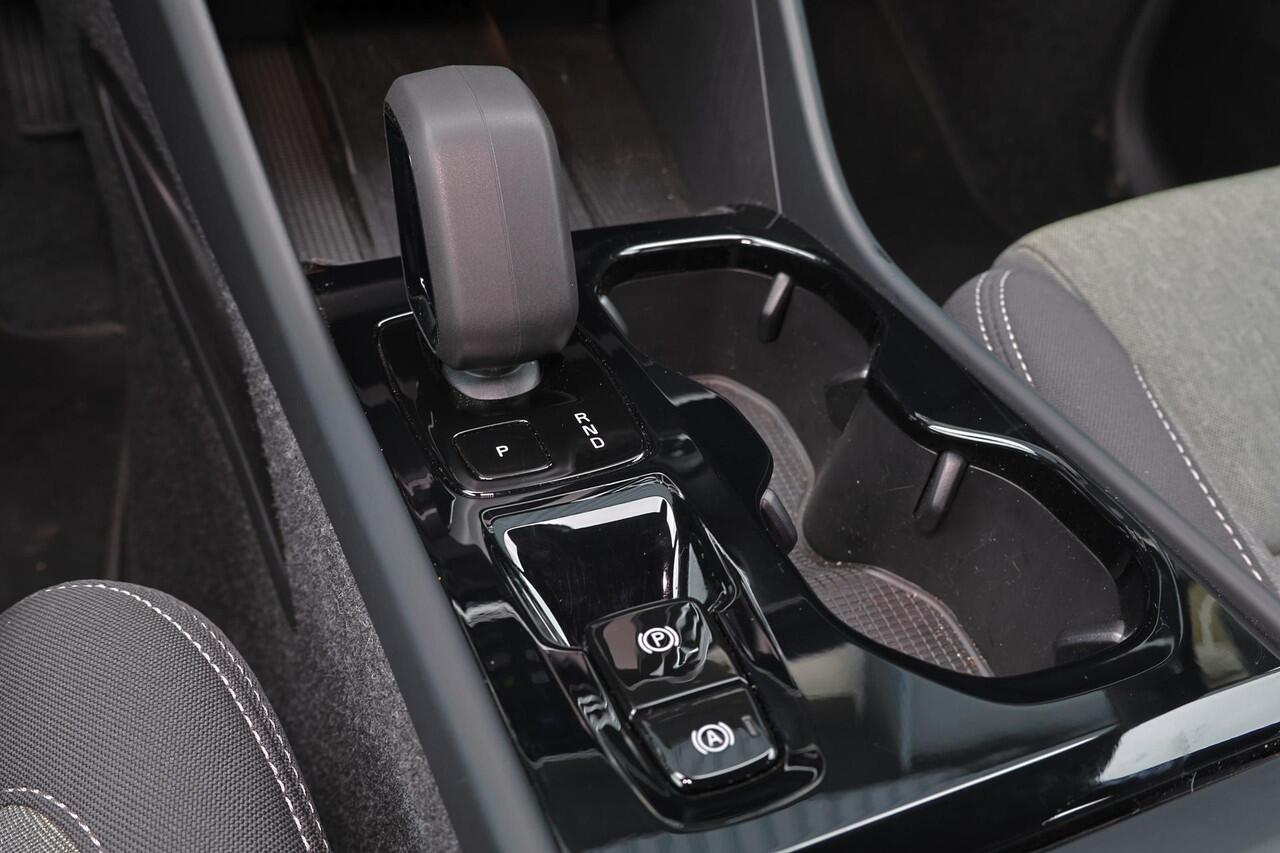 Volvo XC40 B4 Plus Dark - IntelliSafe Assist & Surround - Harman/Kardon audio - Parkeercamera achter - Verwarmde voorstoelen & stuur - Parkeersensoren voor & achter - Elektr. bedienb. voorstoelen met geheugen links - Draadloze tel. lader - Elektr. inklapbare trekhaa