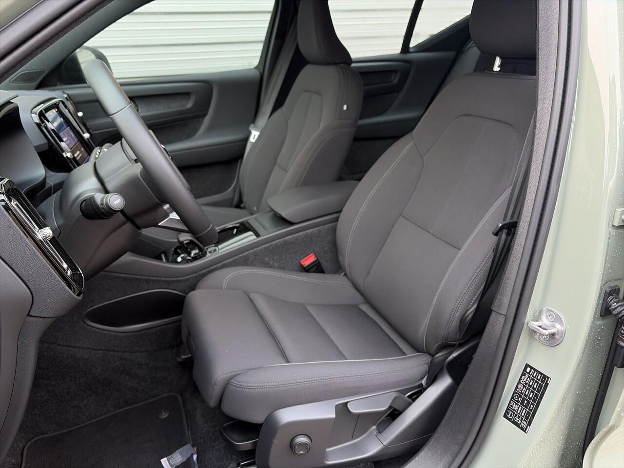 Volvo XC40 Single Motor Plus 69 kWh / Stoel- en stuurverwarming / Achteruitrijcamera / Elektrische achterklep /