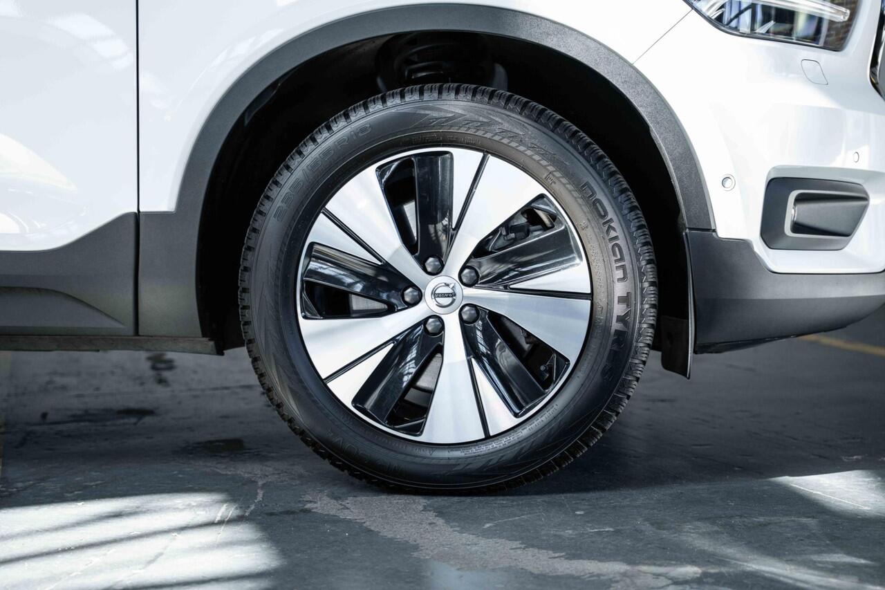 Volvo XC40 T5 Recharge R-Design | Panoramadak | 360° Parkeercamera | Parkeersensoren voor + achter | Harman kardon premium audio | Stoelverwarming | Electrische bedienbare voorstoel | LED koplampen | Navigatie |