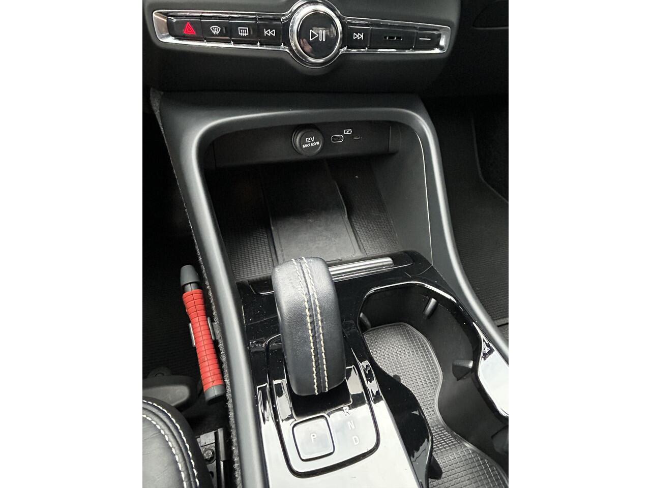 Volvo XC40 Recharge P8 AWD R-Design Driver assist/ Climate /Park assit/ extra getint glas/ 20 inch/ nubuck bekleding