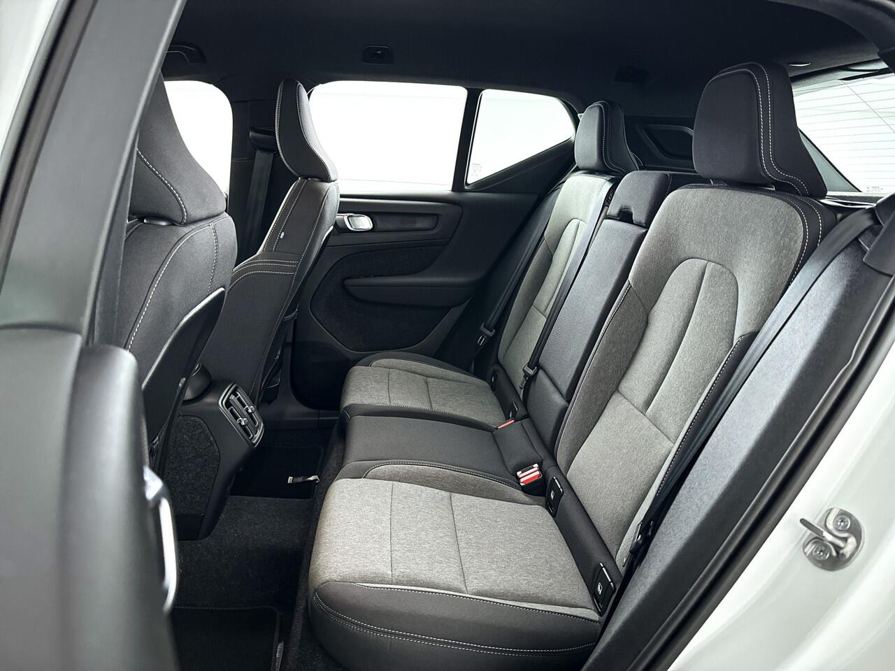 Volvo XC40 B4 Plus Dark | Parkeercamera | Stoel- en Stuurverwarming | Harman Kardon | Trekhaak