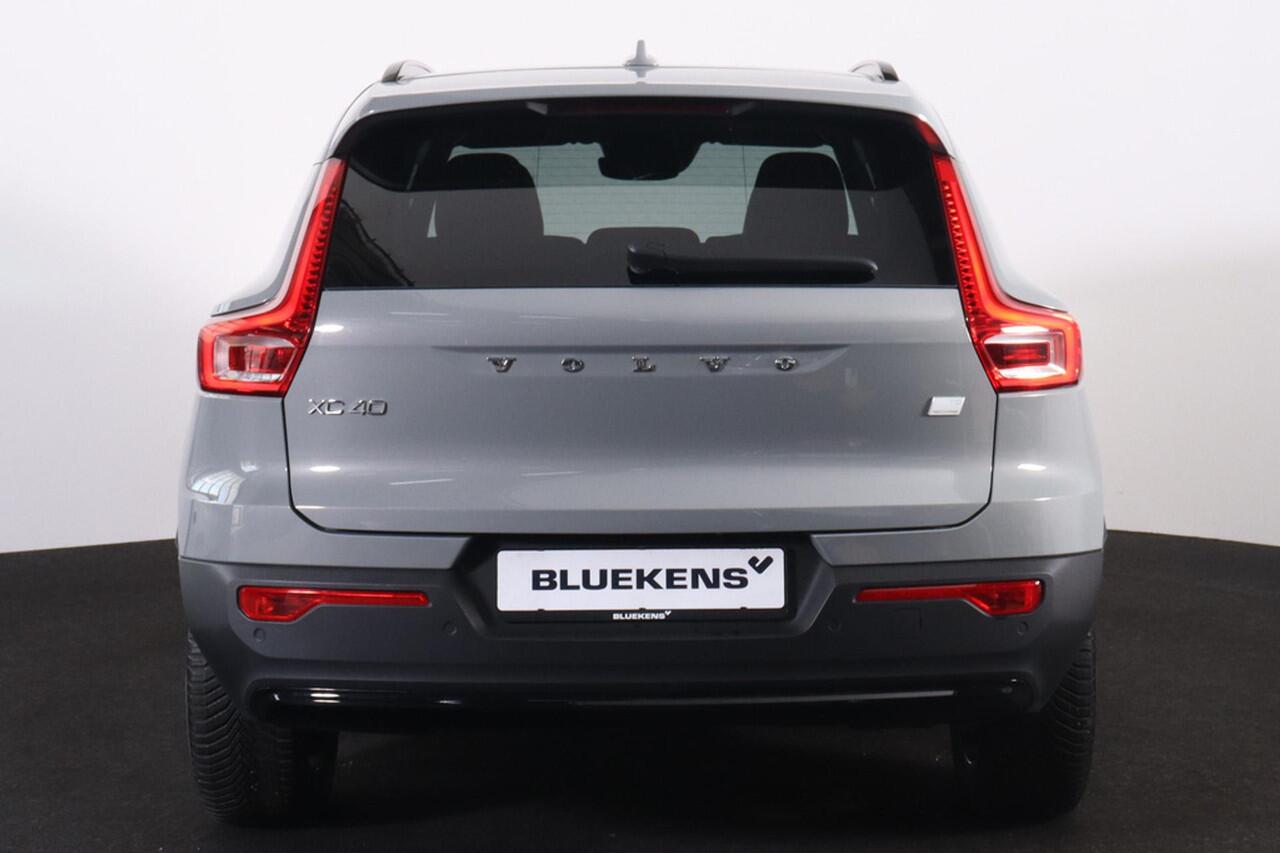 Volvo XC40 T5 Recharge Plus Dark - IntelliSafe Assist - 360º Camera - Harman/Kardon audio - Verwarmde voorstoelen & stuur - Parkeersensoren voor & achter - Elektr. bedienb. voorstoelen met geheugen links - Draadloze tel. lader - Extra getint glas - 19' LMV