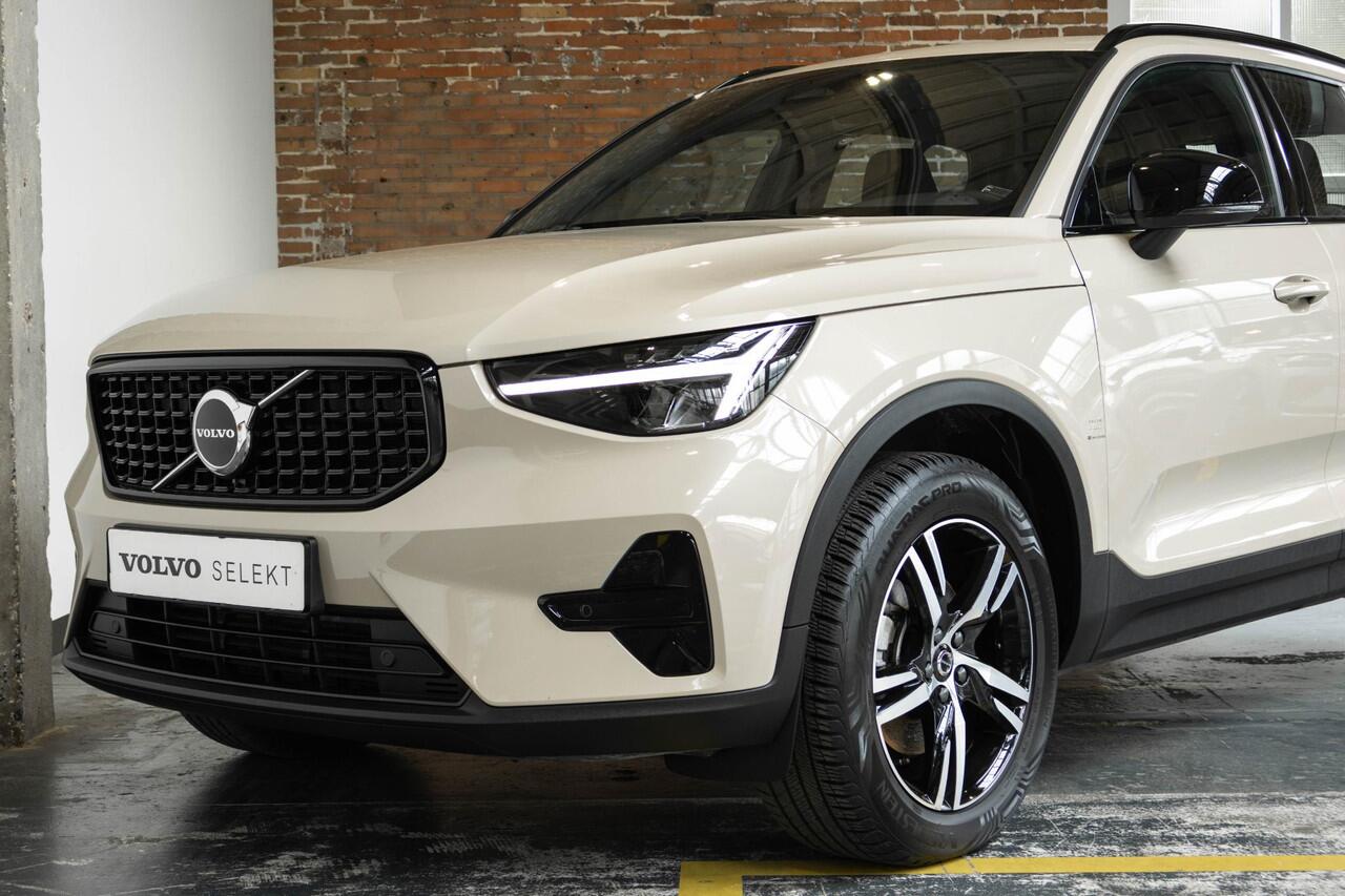 Volvo XC40 B4 Plus Dark | Verwarmde Voorstoelen+Stuurwiel | Verwarmde voorruit | Semi-Elektrische Trekhaak | Harman Kardon Premium Audio | Apple Carplay / Android Auto | Electrisch bedienbare voorstoelen | Google infotaiment