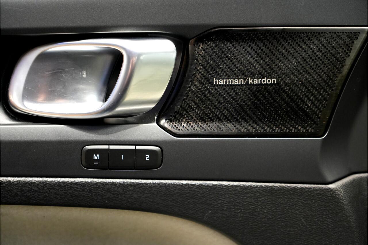 Volvo XC40 1.5 T5 Plug-in Hybrid 193kW/262pk DCT7 Ultimate Bright FACELIFT! PANORAMADAK + HARMAN/KARDON + ADAPT.CRUISE + PILOT ASSIST + NAVI SENSUS + BLIS + LANE ASSIST + EL.STOELEN + STOEL-&STUURVERWARMING + CAMERA + KEYLESS + PARKSENSOREN V&A + 19" LM-VELGEN!!