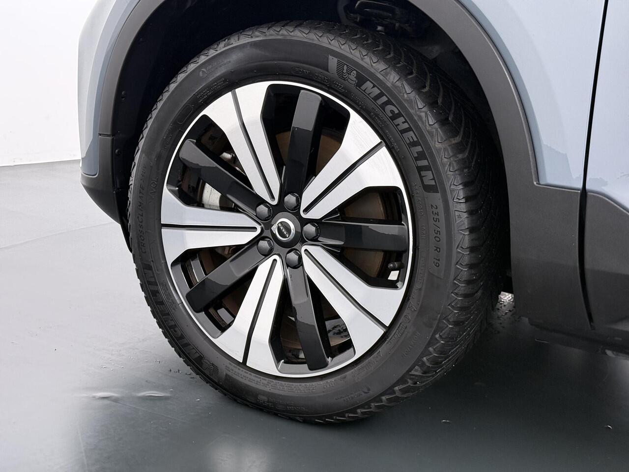 Volvo XC40 Recharge Core 70 kWh | ACHTERUITRIJCAMERA | APPLE CARPLAY | CRUISE CONTROL | DRAADLOZE TELEFOON LADER | RIJKLAARPRIJS INCL. 12 MND BOVAG GARANTIE