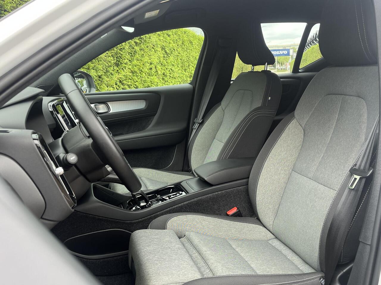 Volvo XC40 B4 Plus Dark Trekhaak | Pilot Assist | Camera | Stuurverwarming | BLIS | H&K Audio | Keyless