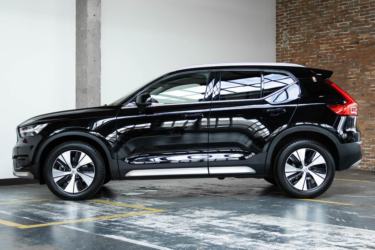 Volvo XC40 B4 Inscription | Verwarmbare voorstoelen en achterbank | Verwarmbaar stuurwiel | 360° parkeercamera | Adaptive cruise control | Premium audio | BLIS | Volvo on Call | Parkeerverwarming | Parkeersensoren voor + achter |