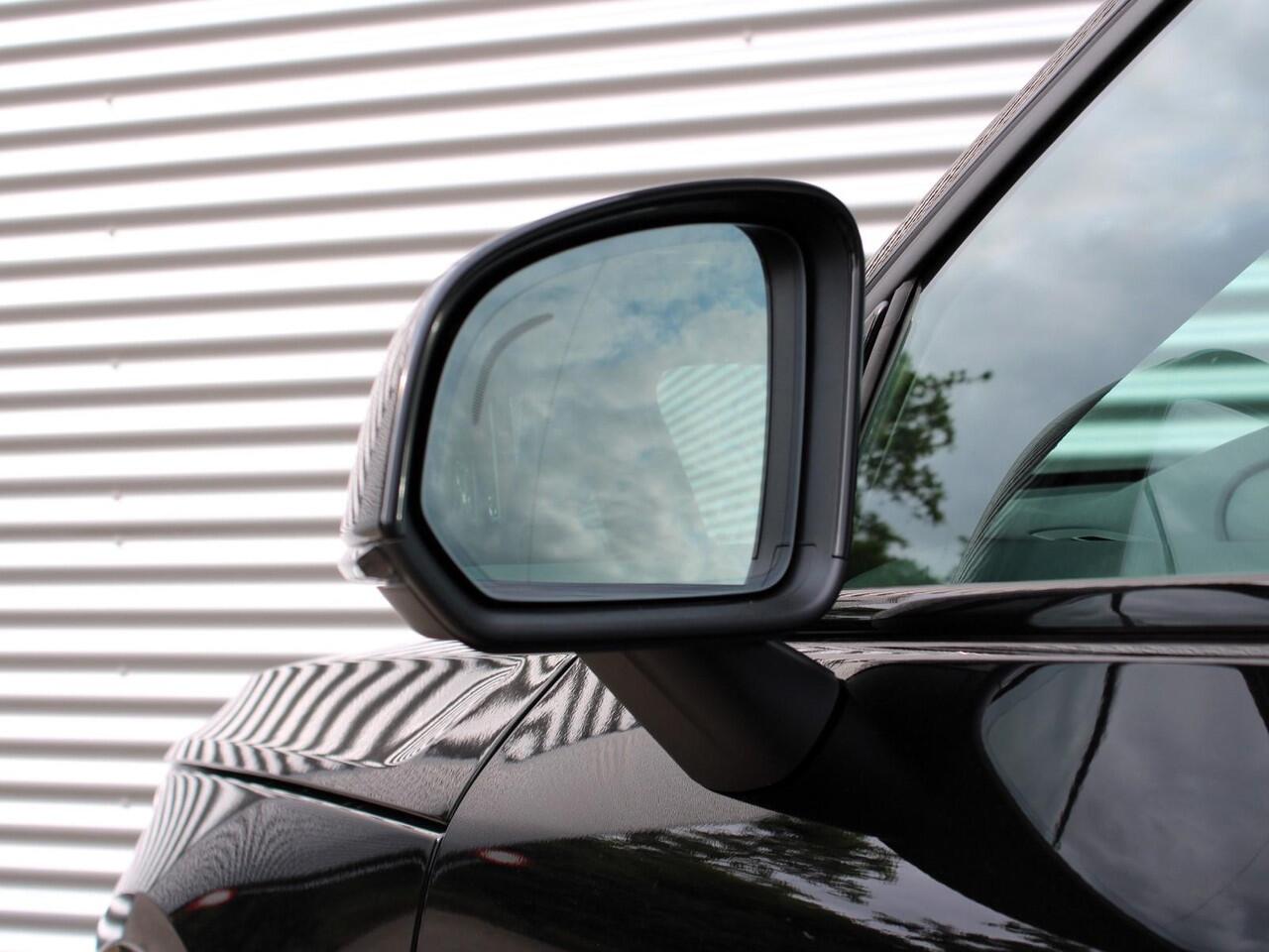 Volvo XC40 2.0 B4 Plus Black Edition Automaat / Panoramadak / Privacy Glass / Microtech Nubuck bekleding / Google Maps