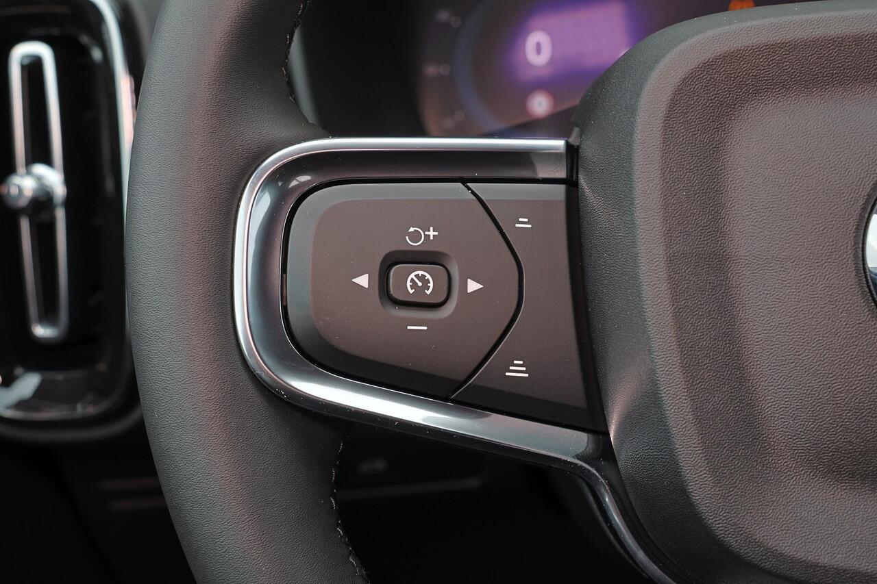 Volvo XC40 Recharge Twin Plus 82 kWh - IntelliSafe Assist & Surround - Parkeercamera achter - Verwarmde voorstoelen & stuur - Parkeersensoren voor & achter - Draadloze tel. lader - Warmtepomp - Extra getint glas - Elektr. inklapbare trekhaak - 19' LMV