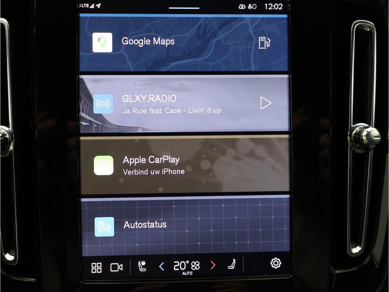 Volvo XC40 2.0 B4 Plus Dark / Trekhaak / Elektrische Stoelen / Harman Kardon / Stoel+Stuurverwarming / Adaptive Cruise / BLIS /