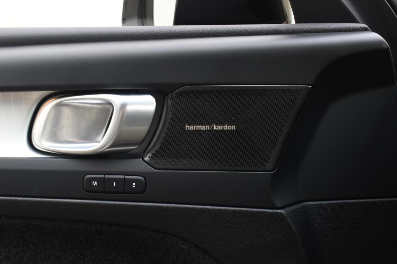 Volvo XC40 B4 211PK Automaat Plus Dark / Navigatie / Adaptive Cruise / Harman Kardon / Stuur- & Stoelverwarming / Elektrische achterklep / Achteruitrijcamera / Trekhaak / Elektrische stoelverst. met geheugen