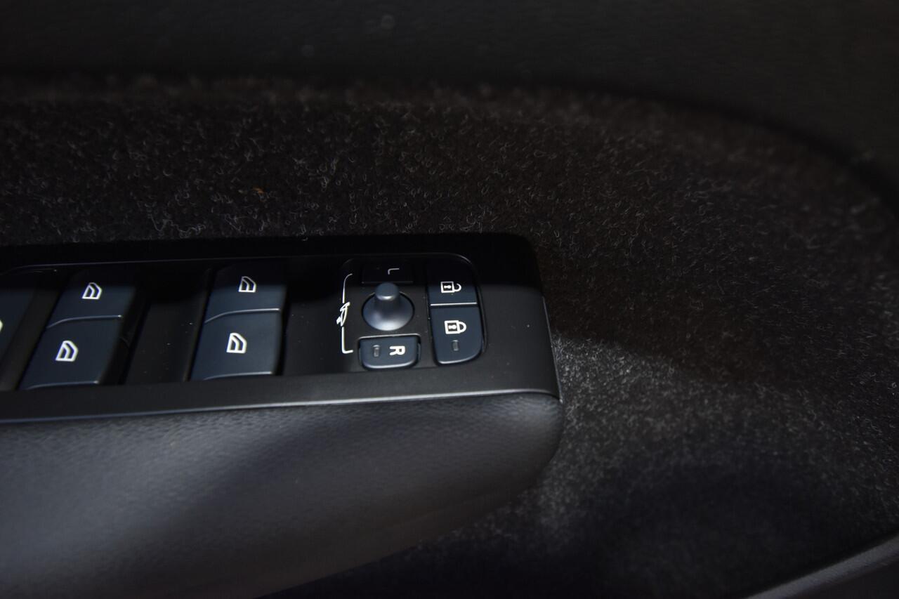 Volvo XC40 1.5 T2 Inscription , TREKHAAK , STOEL+STUUR VERW , VIRTUAL COCKPIT , NAVI , CLIMATR ,