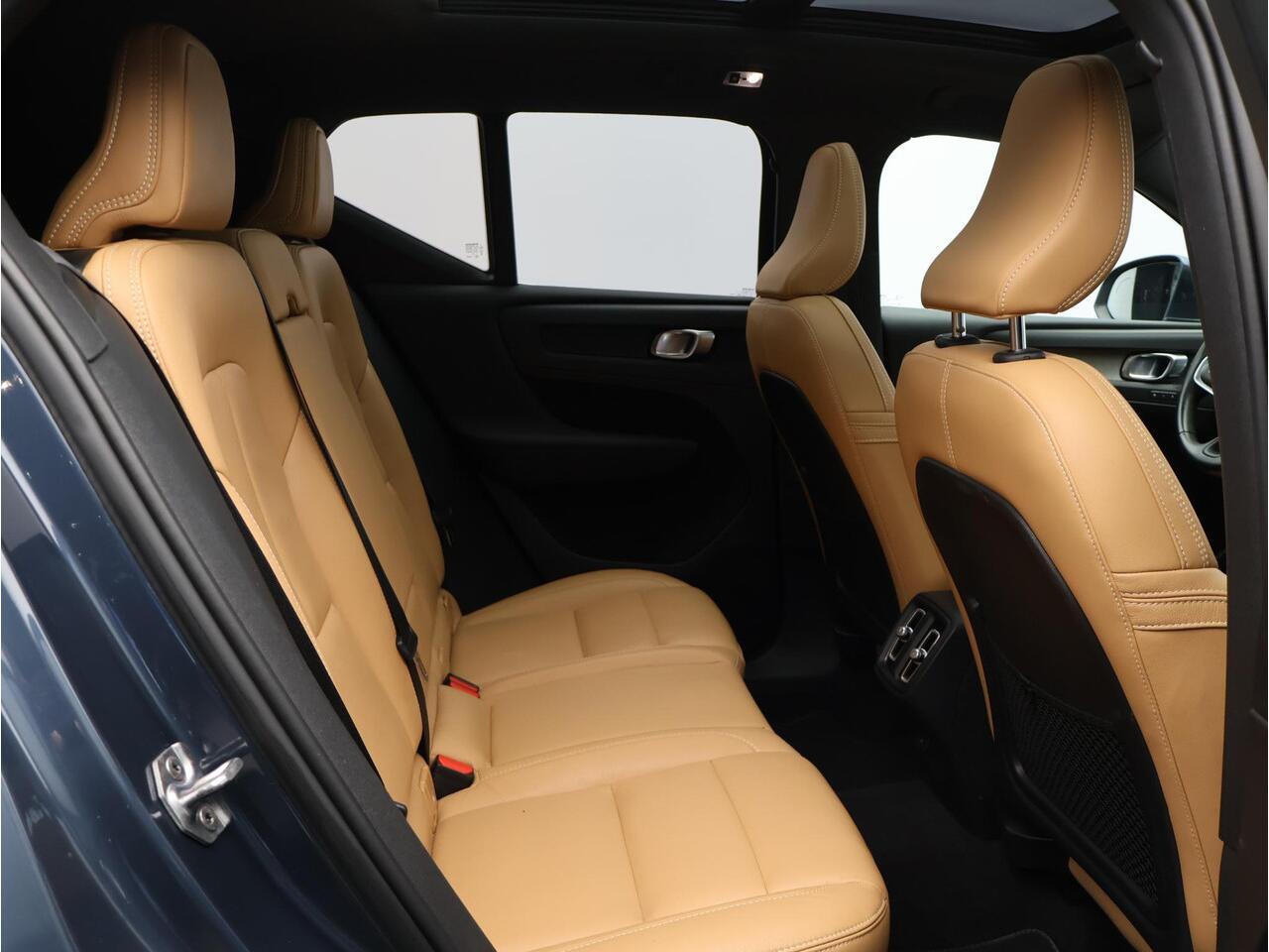 Volvo XC40 T5 AWD Inscription / Panoramisch Dak / Trekhaak / 360gr Camera / Elek. Verstelbare Stoelen / BLIS / Keyless / All Season Banden /