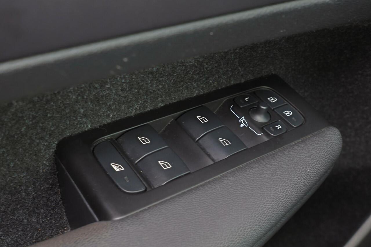 Volvo XC40 T2 Momentum Core - AUTOMAAT - LED-koplampen - Sensus navigatie - Cruise Control - Climate Control