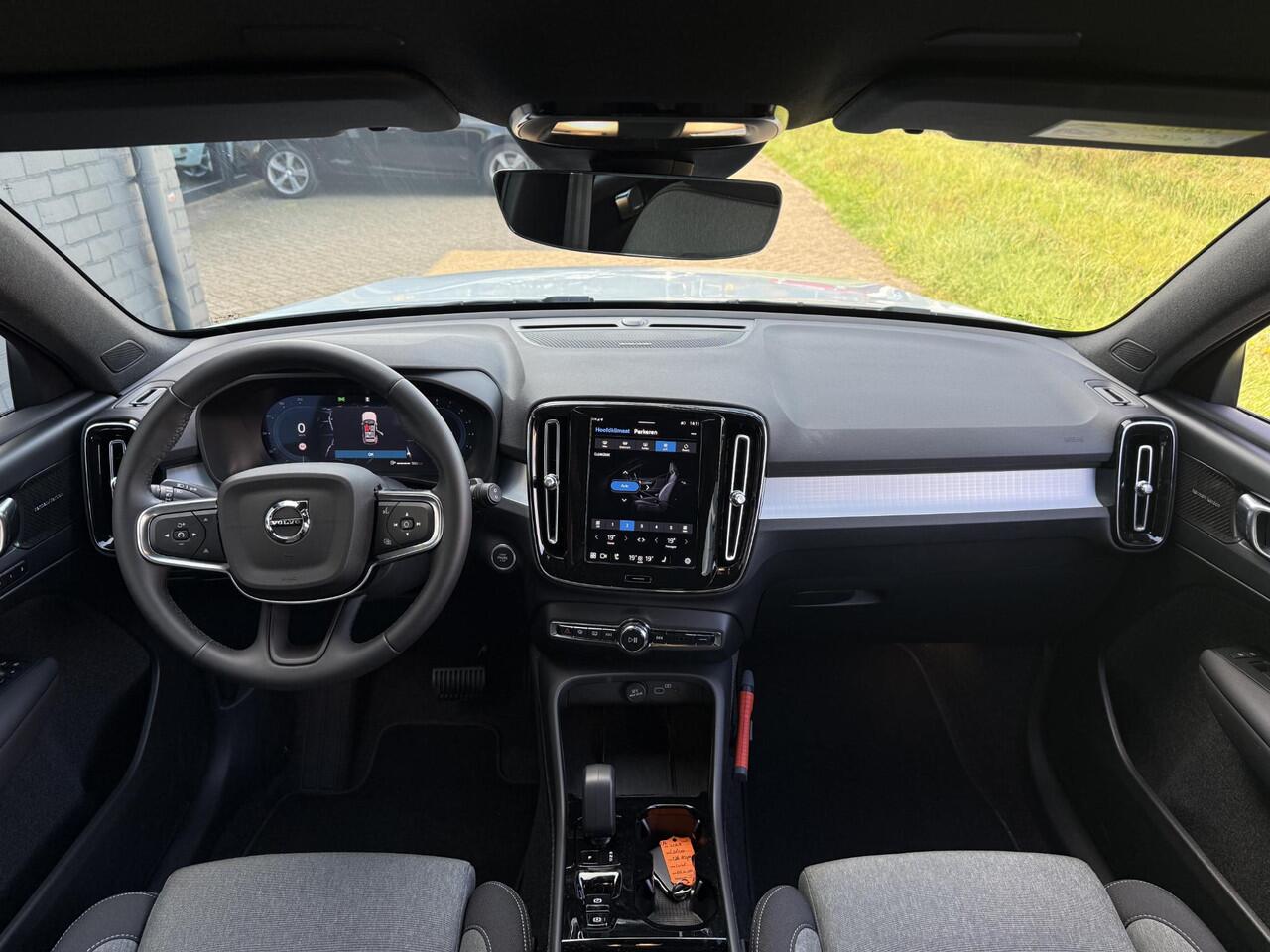 Volvo XC40 2.0 B4 Plus Dark | Trekhaak | 19" | Adaptieve cruise control | Harman & Kardon | Elektrisch verstelbare voorstoelen | Stoel/stuur verwarming |