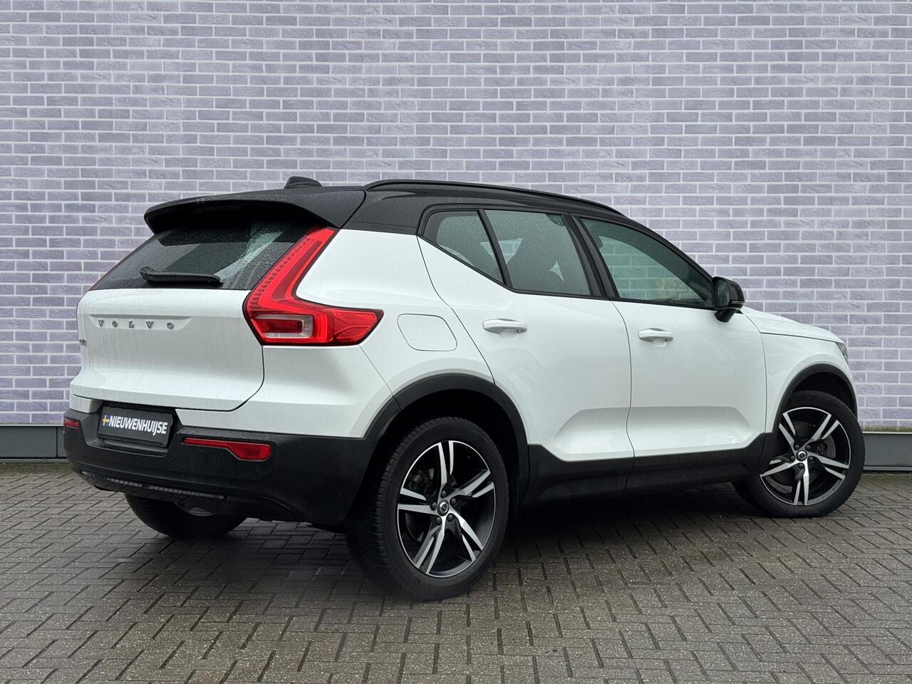 Volvo XC40 Plug-in Hybrid T5 R-Design | Adaptive cruise control | Harman Kardon audio | Stoel- en stuurverwarming | Elektrische stoelverstelling | Achteruitrijcamera | Voorruitverwarming | Parkeersensoren voor + achter | Dode hoek detectie BLIS |