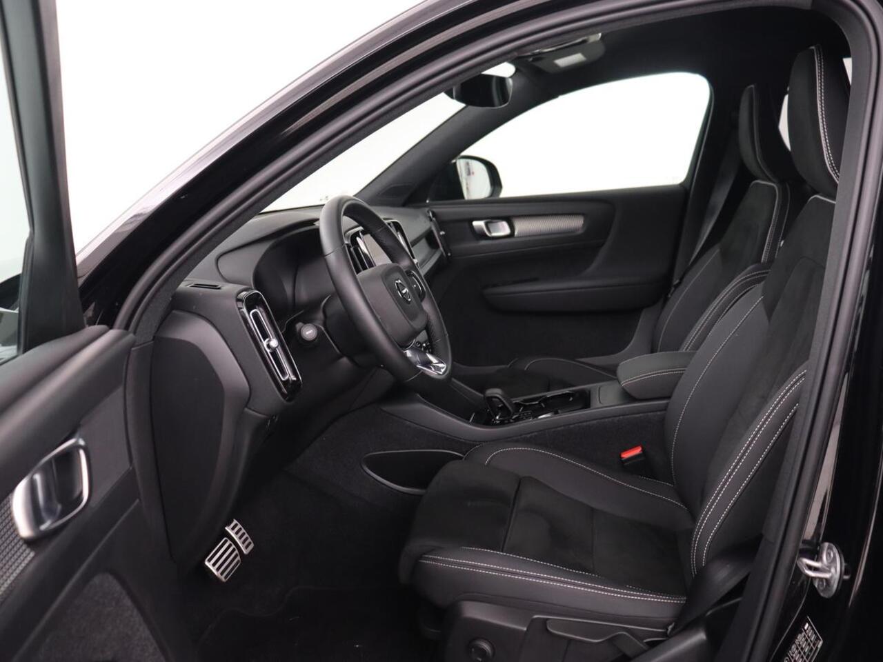 Volvo XC40 Recharge Plus | Trekhaak | Stoel & stuurverwarming | Warmtepomp | Adaptive cruise | Carplay | Navigatie | Camera | Leder/Alcantara | Full LED | DAB | Standkachel | Bluetooth | Climate control