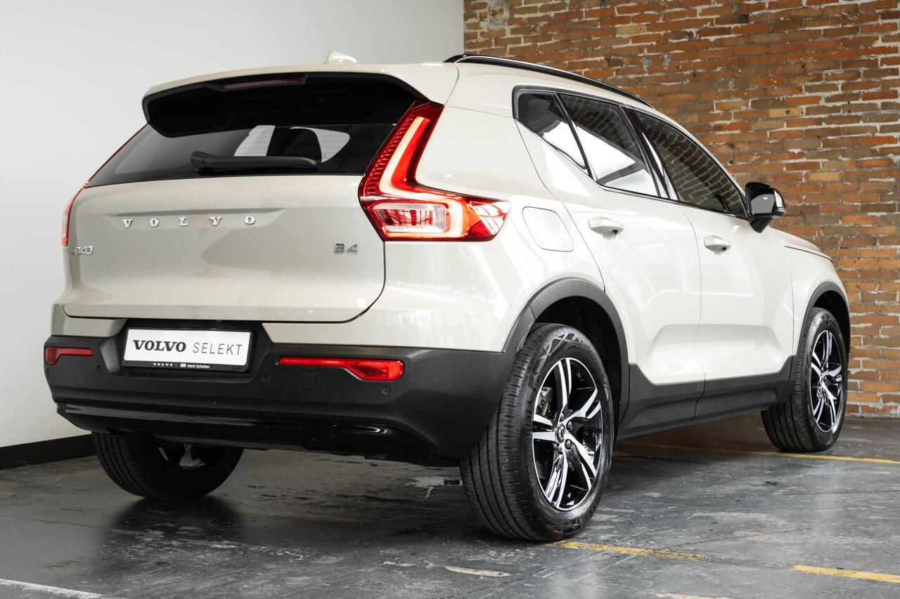 Volvo XC40 B4 Plus Dark | Verwarmde Voorstoelen+Stuurwiel | Verwarmde voorruit | Semi-Elektrische Trekhaak | Harman Kardon Premium Audio | Apple Carplay / Android Auto | Electrisch bedienbare voorstoelen | Google infotaiment