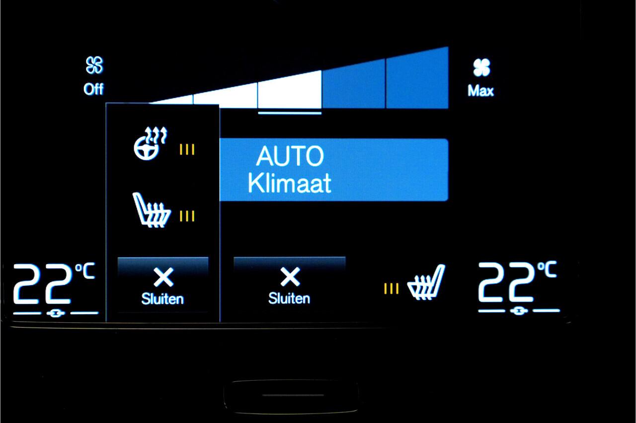 Volvo XC40 1.5 T4 155kW/211pk DCT7 Plug-in hybrid Ultimate Bright PANORAMADAK + HARMAN/KARDON + EL.TREKHAAK + ADAPT.CRUISE + MATRIX LED + LANE ASSIST + LEER/ALCANTARA + STOEL-&STUURVERWARMING + CAMERA + BLIS + EL.STOELEN + PARKSENSOREN V&A + 19" LM-VELGEN!!