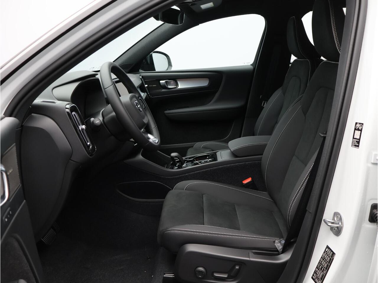 Volvo XC40 2.0 B4 Plus Black Edition / Nubuck Bekleding / Harman Kardon / Stoel+Stuurverwarming / Adaptive Cruise / Pilot Assist / BLIS / Keyless /