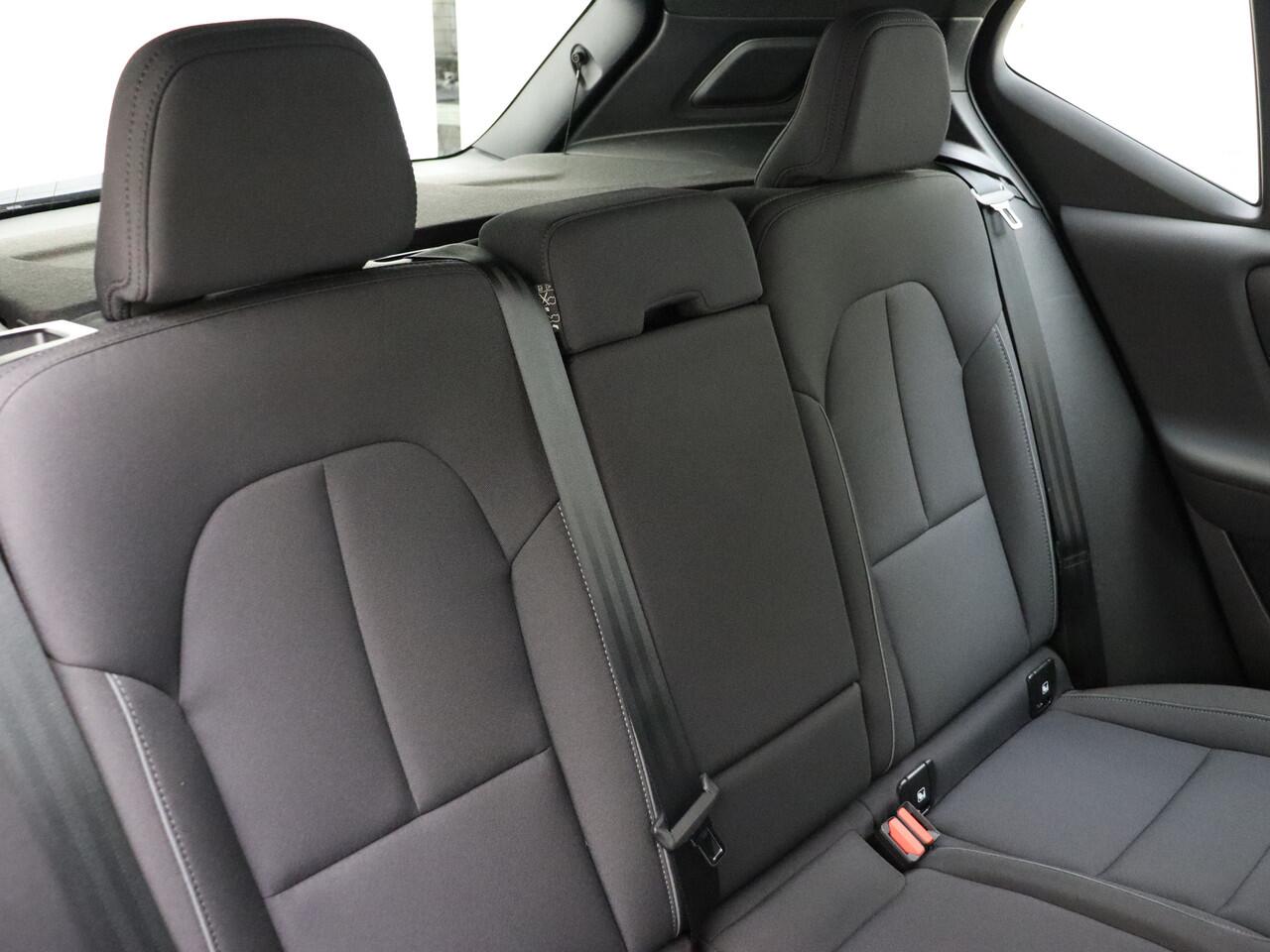 Volvo XC40 Recharge Core / El. Trekhaak / Metallic Lak / Zitting Verlenging / 19'' + All Season banden / PDC + Camera / Lane Keeping Aid /