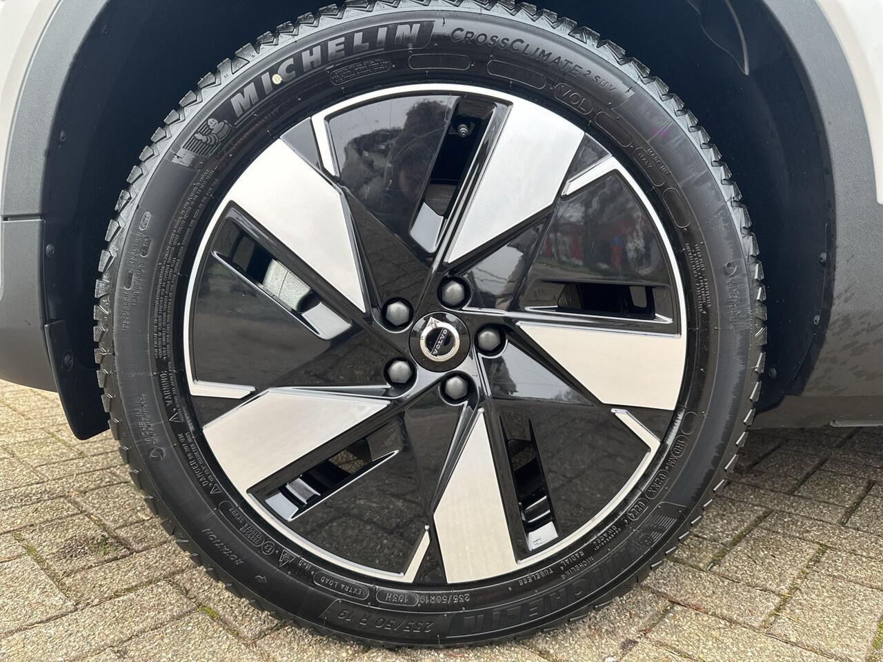 Volvo XC40 Single Motor Extended Range Plus 82 kWh / uit voorraad leverbaar / Speciale showroom aanbieding / ¤ 7392 voordeel /