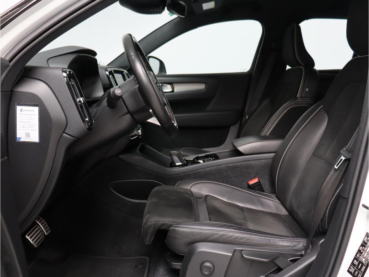 Volvo XC40 T2 Automaat R-Design Volvo XC40 T2 129PK / Automaat R-Design / Park Assist Pack / adaptieve cruise control / BLIS / Key Less / 18"/